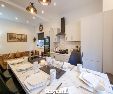 Spacious 6-bed With Large Patio And Free Parking