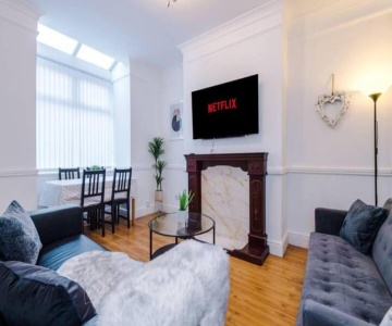 Spacious 4-bed House Manchester
