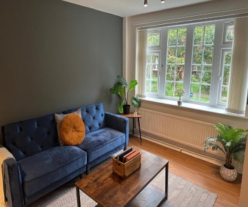 Comfortable 3 Bed House With Garden & Parking
