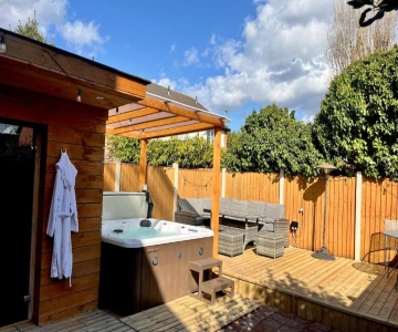 Town House With Jacuzzi & Sauna