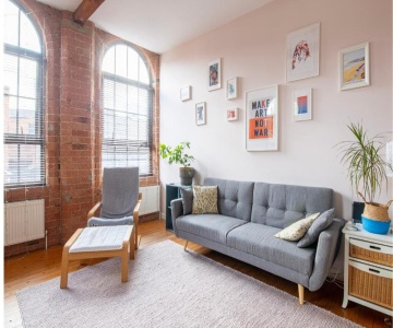 5 Mins Walk From Centre, Spacious City Apt, Open-plan