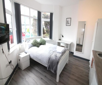 Newly Refurbished Studio, Great Location 8 Studios