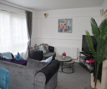 Superb 3 Bedroom Flat In Stafford