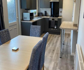 Spacious & Modern 3 Bed House