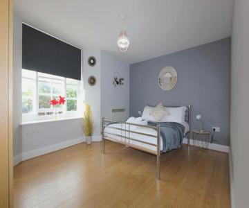 Lovely 2 Bed 2 Bath Flat & Parking By Cozynest