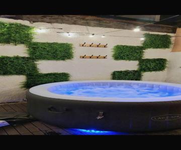 Hottub,sauna,massage,bbq,firepit,games,beach!
