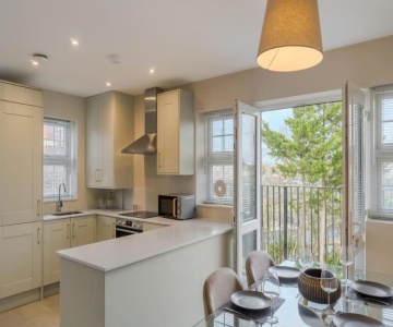 Stylish Windsor Getaway W/ Balcony - Free Parking