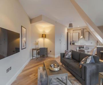 Spacious Luxury Penthouse, 2br, Private Parking