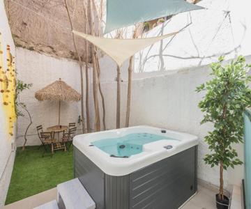 Kastela's Harbor Retreat With Jacuzzi