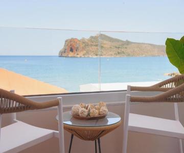 Stavros Beachfront Suites