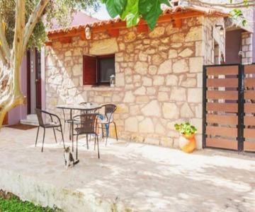 Olive Tree Farm 200m from the beach