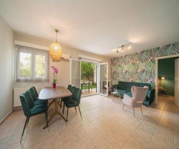 Central & Elegant Suite With Private Garden