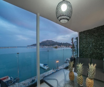 Pineapple Seaside Suite