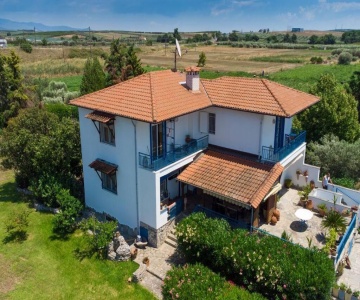 Big House With A Huge Garden And Barbecue Area!