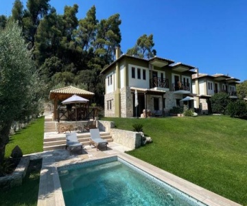 Paralia Homes Cheerful 2 Bedroom With Pool, Unit #1