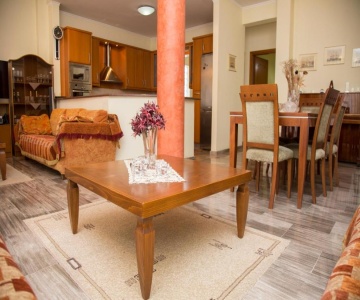 Veta's Spacious Central Apartment