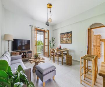 Yianna Sunny Studios