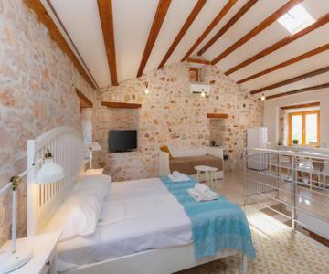 DeAmicis Studios by Irundo