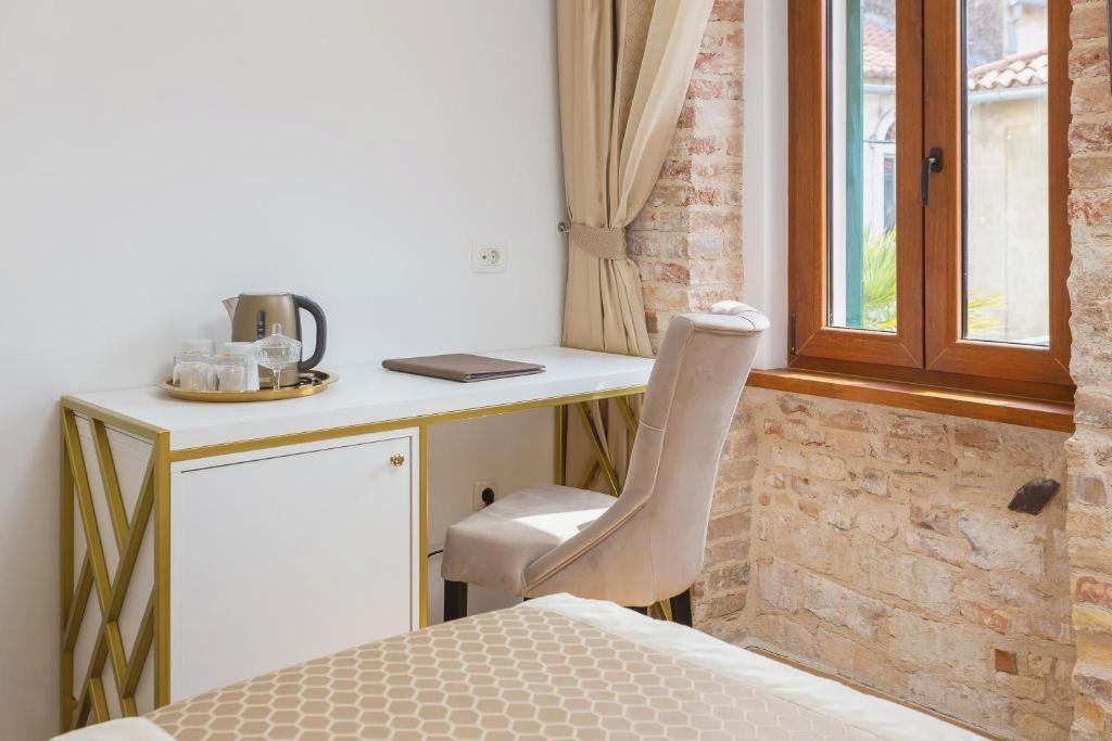 Le Premier Luxury Rooms - Exclusive Self Serviced Residence
