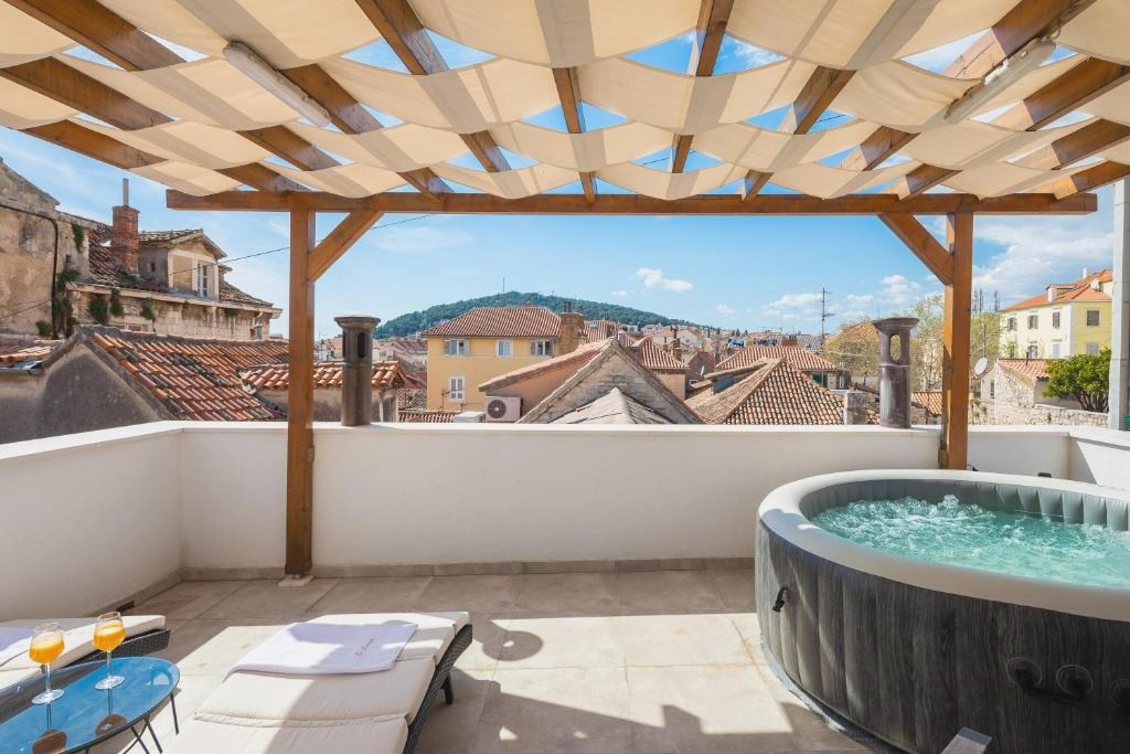Le Premier Luxury Rooms - Exclusive Self Serviced Residence