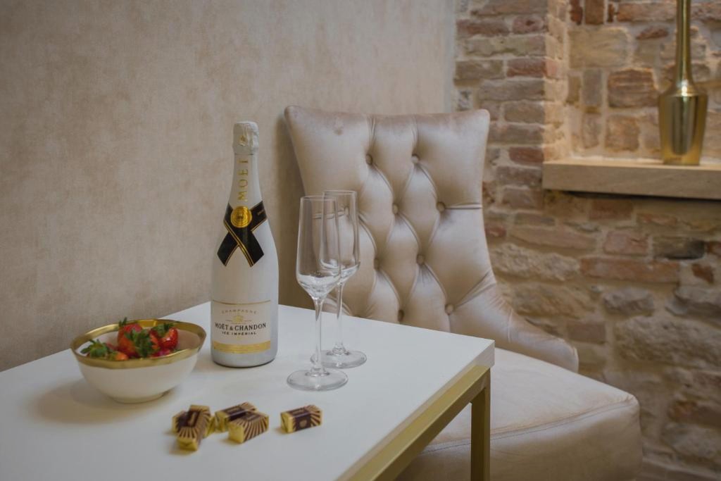 Le Premier Luxury Rooms - Exclusive Self Serviced Residence