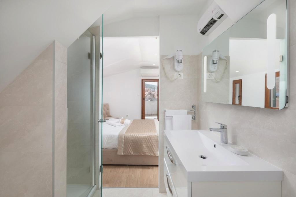 Le Premier Luxury Rooms - Exclusive Self Serviced Residence