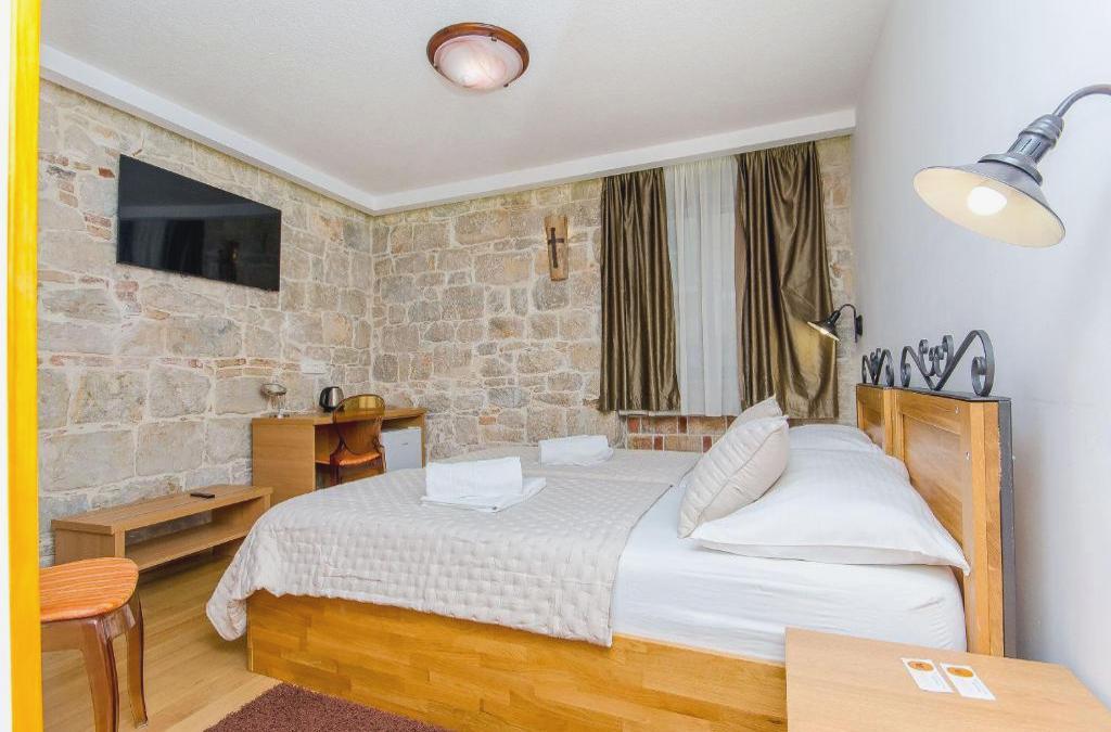 Apartment and Rooms Desideria