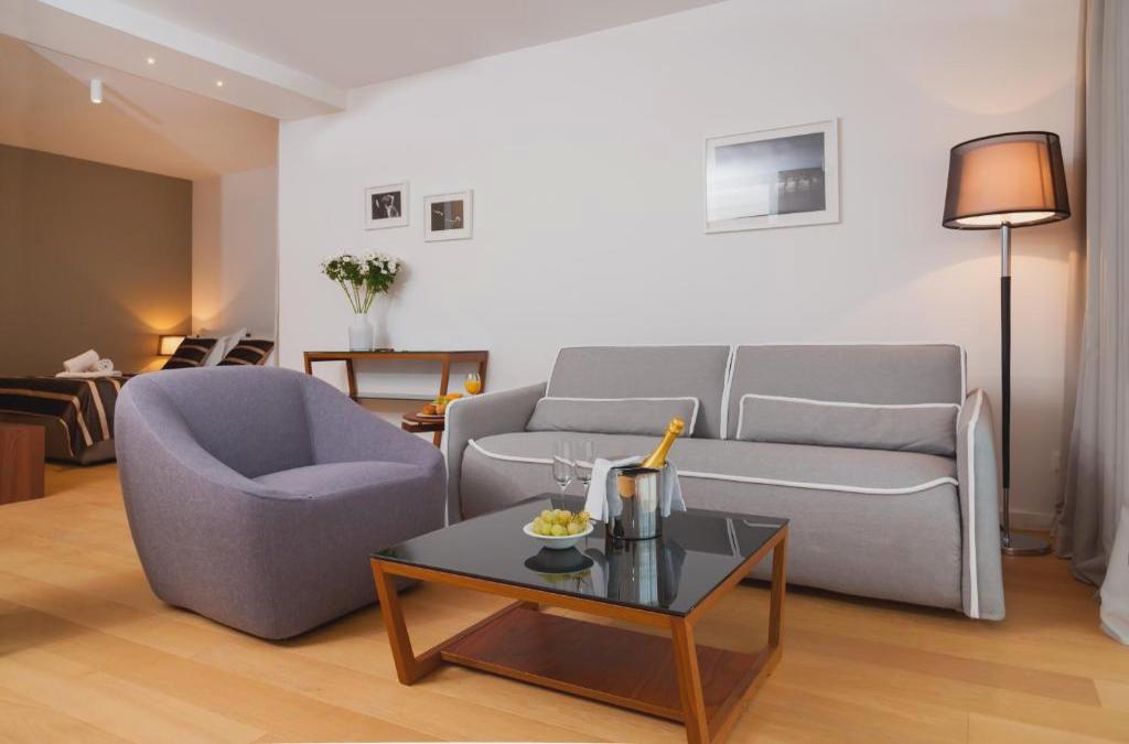 Residence by Vestibul Palace
