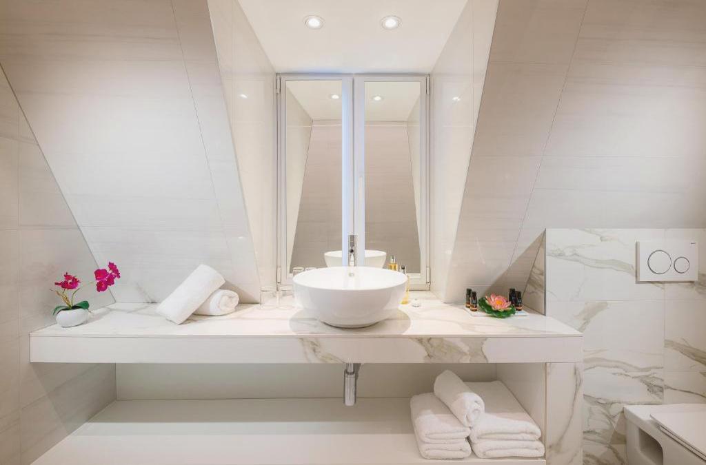 Flos Luxury Rooms