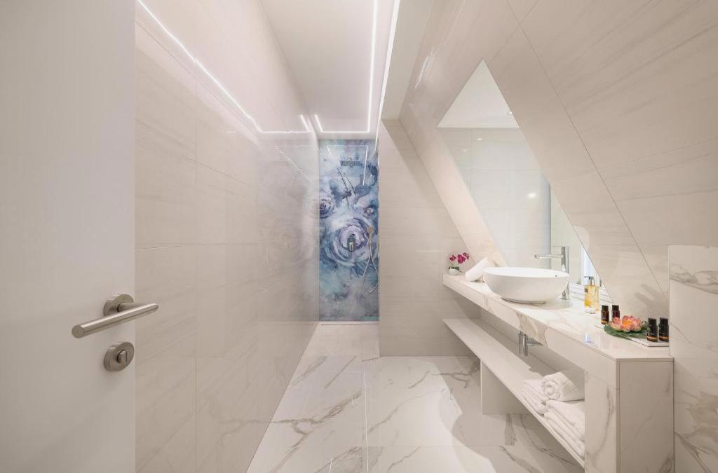 Flos Luxury Rooms