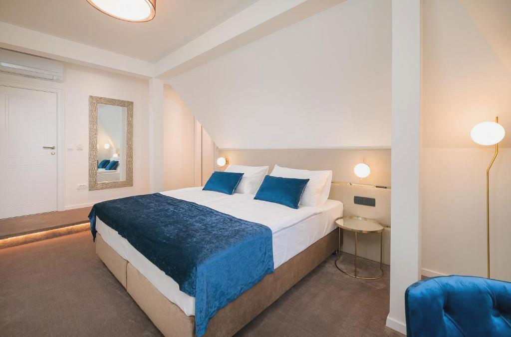 Flos Luxury Rooms