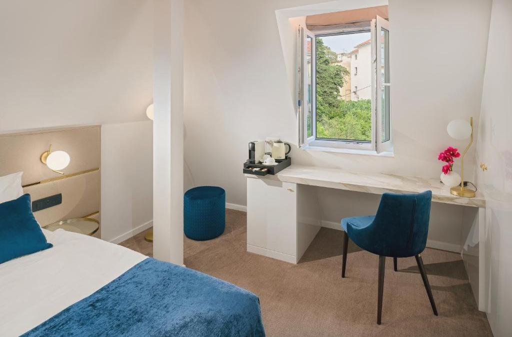 Flos Luxury Rooms