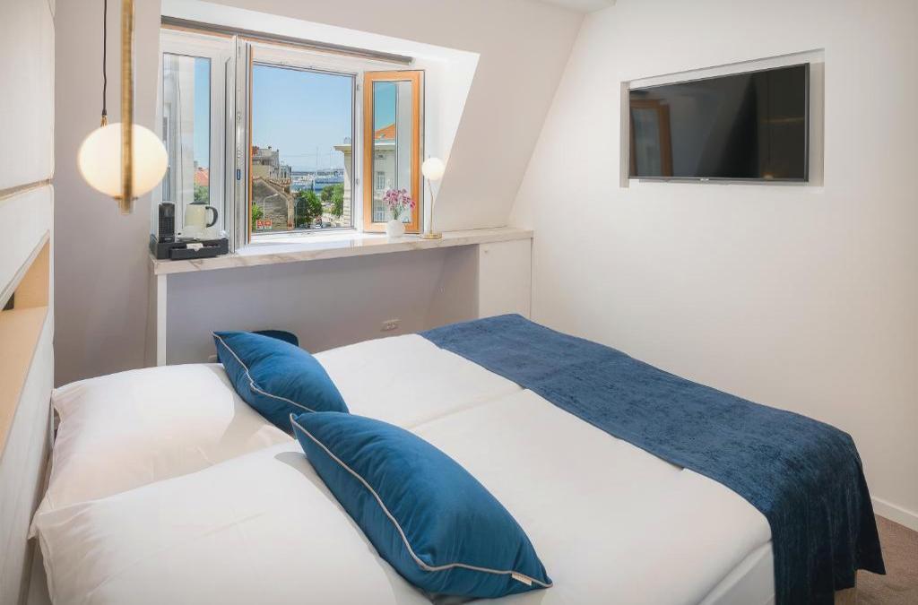 Flos Luxury Rooms