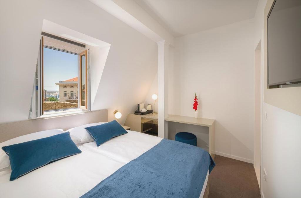 Flos Luxury Rooms