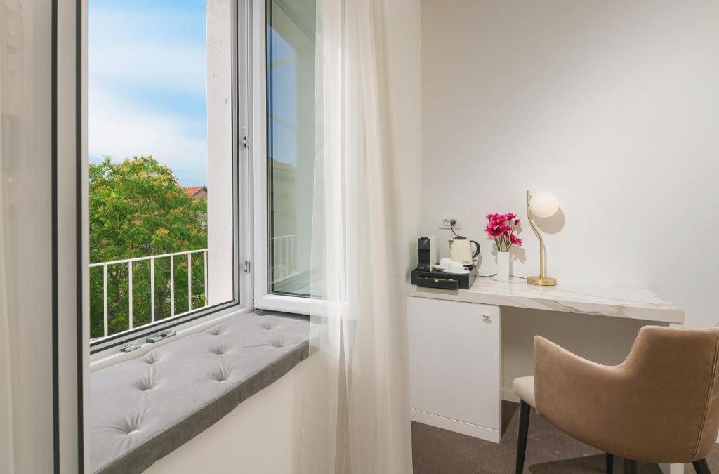 Flos Luxury Rooms
