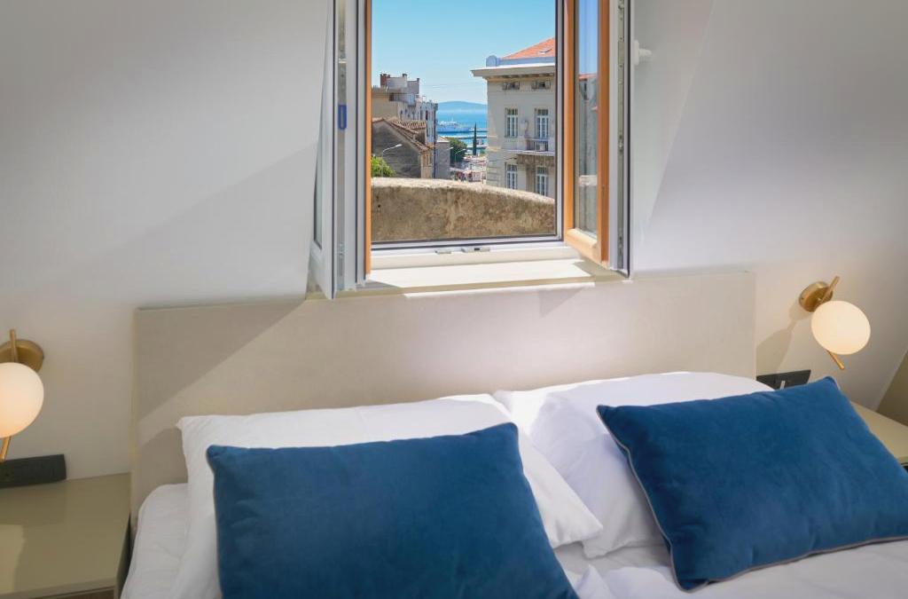 Flos Luxury Rooms