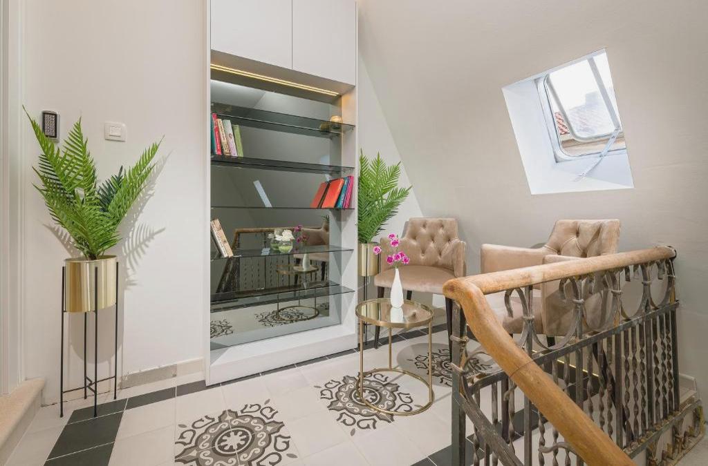 Flos Luxury Rooms