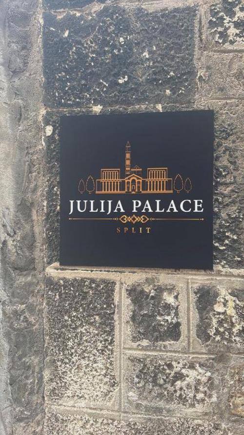 Julije Rooms