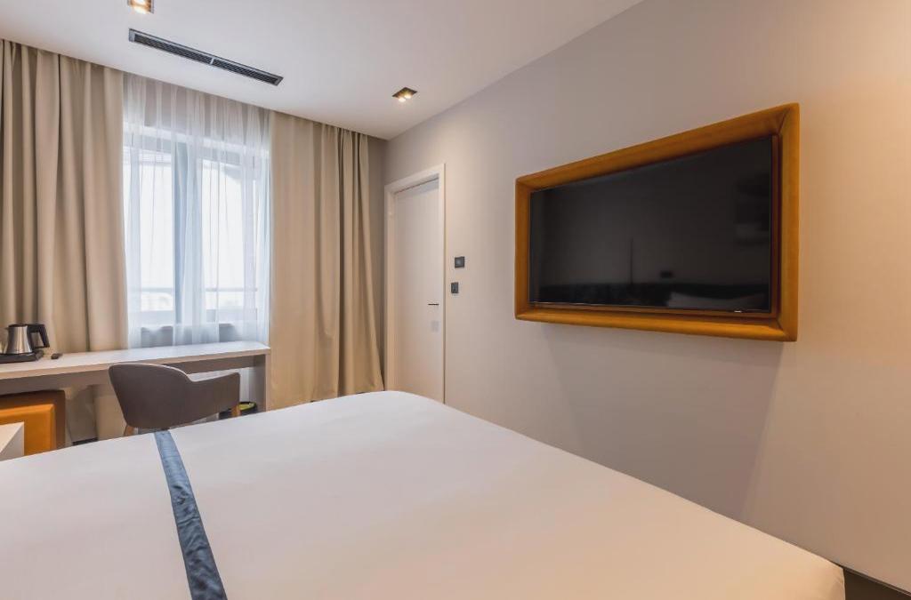 Cora Hotel