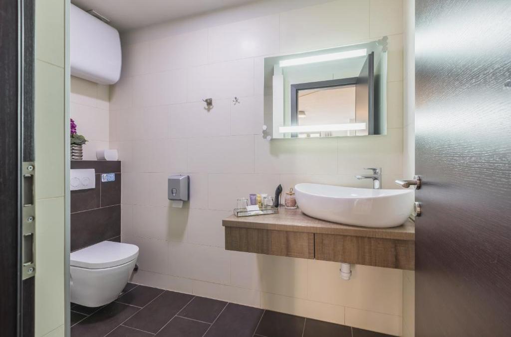 Leonis Rooms