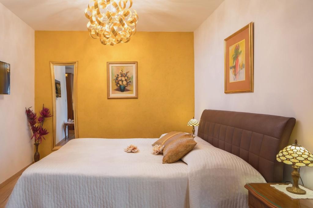 Romantic Luxury Rooms