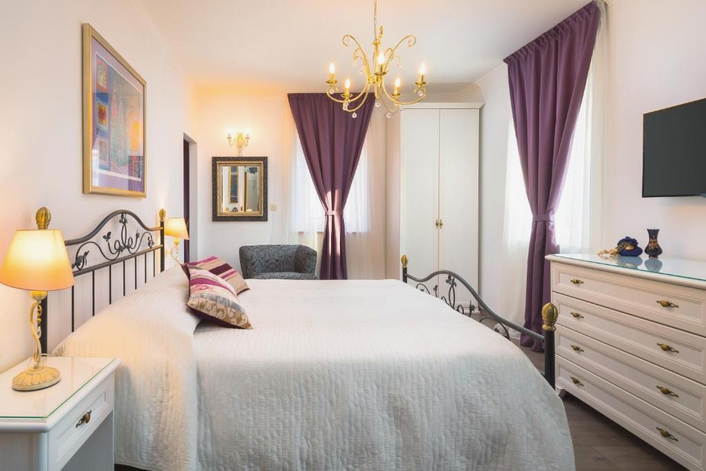 Romantic Luxury Rooms