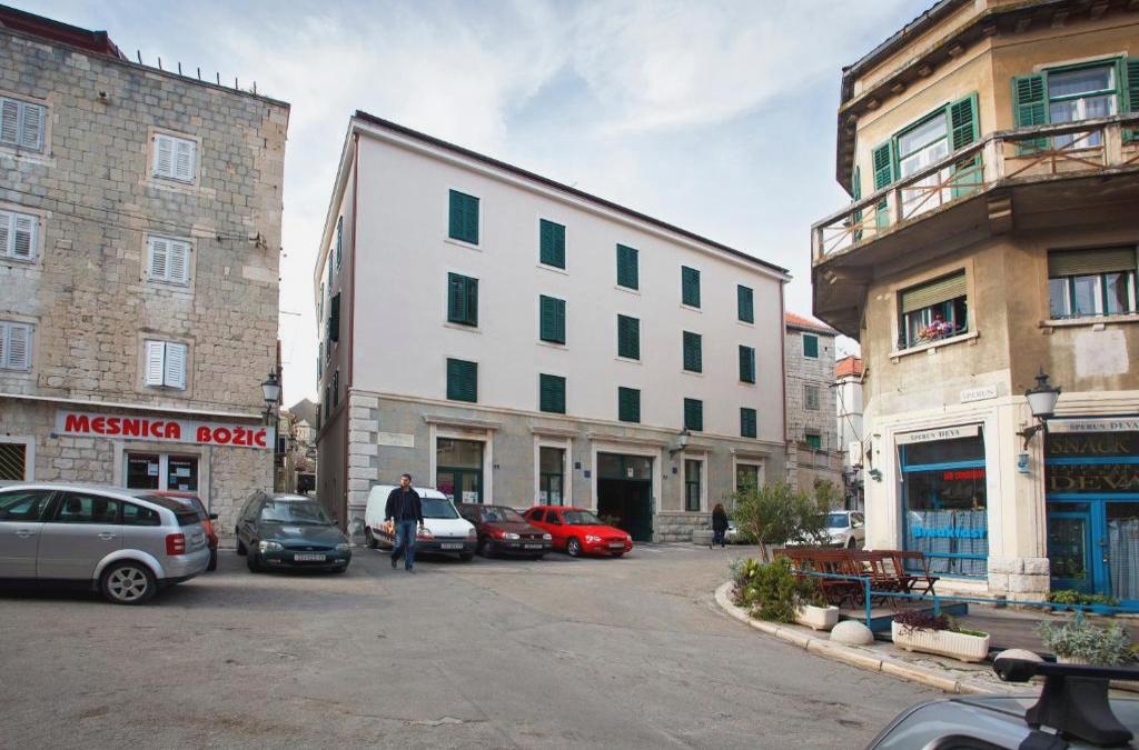 Luxury Apartments Leone