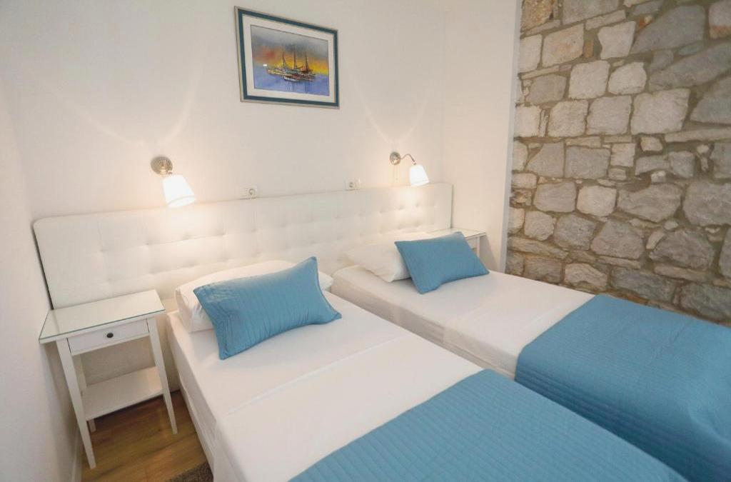 Split Old Town Suites