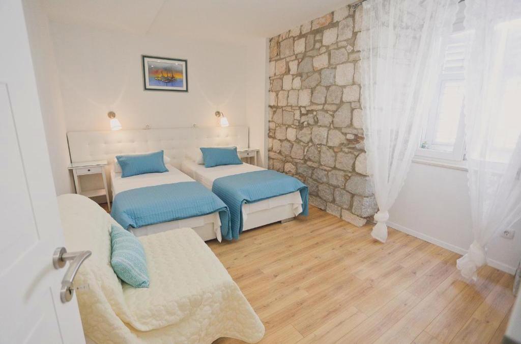 Split Old Town Suites