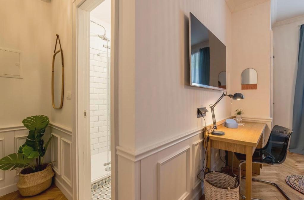 Evala luxury rooms with pool and garden