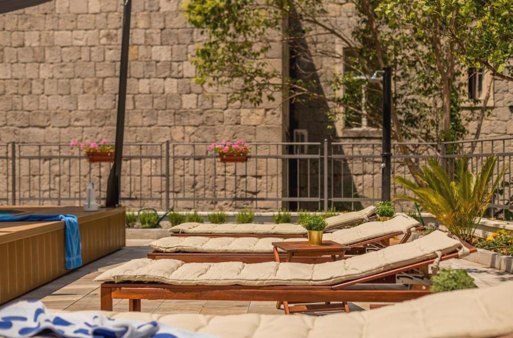 Evala luxury rooms with pool and garden