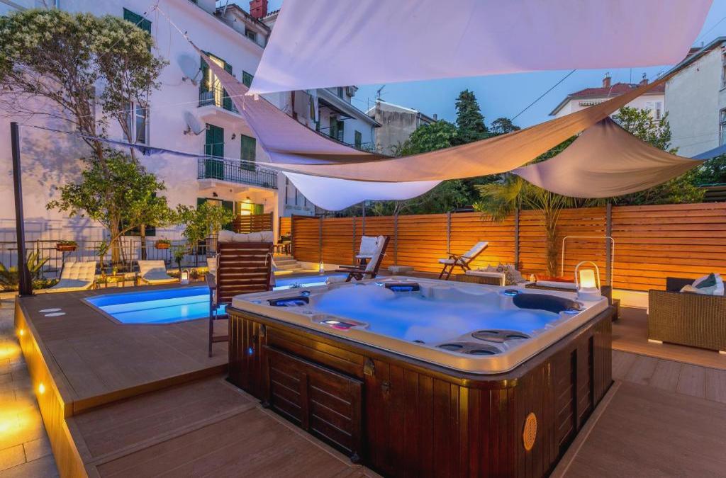 Evala luxury rooms with pool and garden