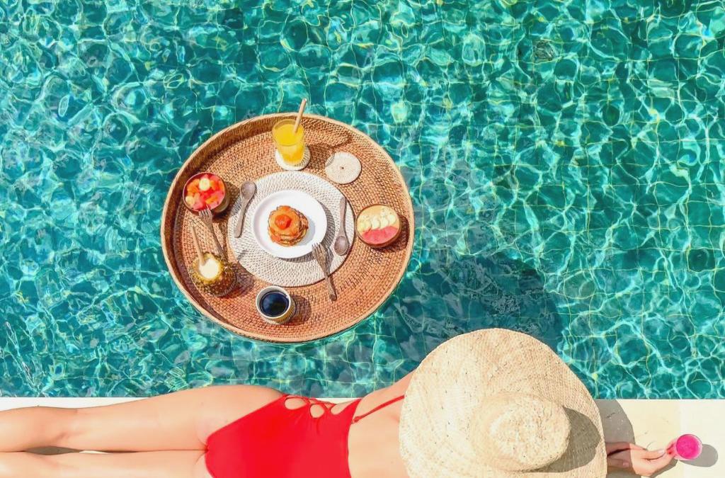 Evala luxury rooms with pool and garden