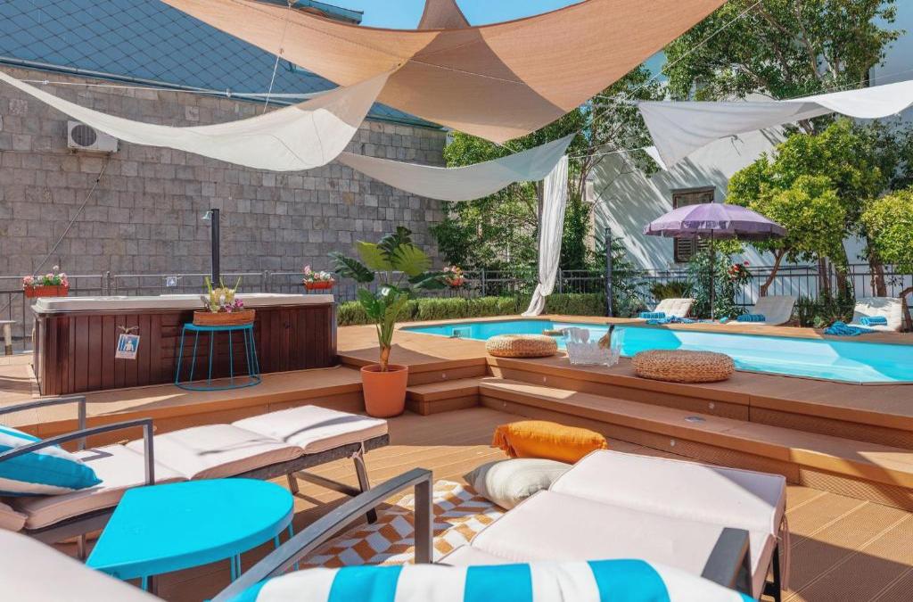 Evala luxury rooms with pool and garden